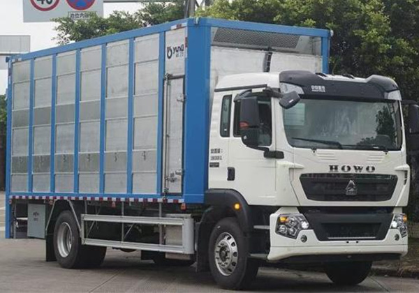 Poultry transport vehicle