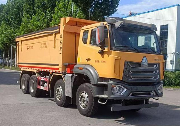 Road maintenance vehicle