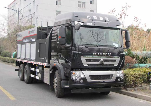 Road maintenance vehicle