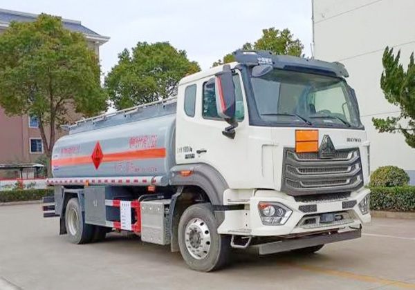 Flammable liquid tank transport vehicle