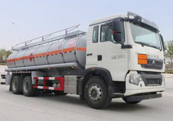 Flammable liquid tank transport vehicle