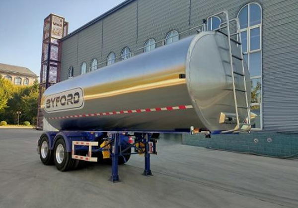 Liquid food transport semi-trailer