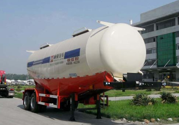 Low density powder material transportation semi-trailer